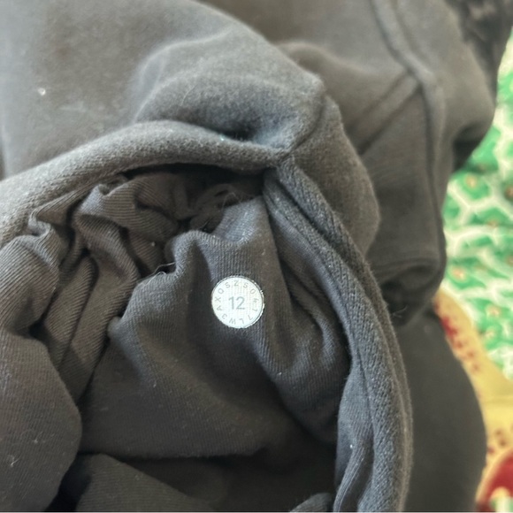 Lululemon floral flock black quarter zip pull over sweater size 12 - Picture 4 of 4